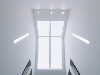 Plafond blanc avec de grandes fenêtres et des lumières intégrées. L’espace est minimaliste et épuré.